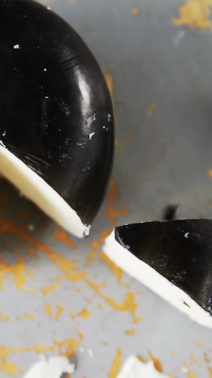 queso en rodajas en bandeja