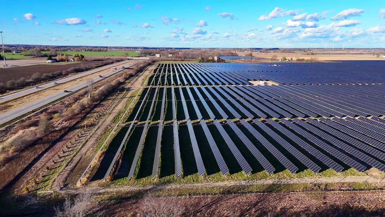 Solpaneler, der genererer ren energi på en stor mark i Ithaca, Michigan, ved siden af US127-motorvejen