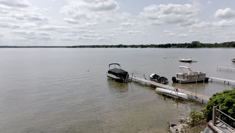 lago missukee en el centro de lake city, michigan con video de drones moviéndose hacia adelante y bajo