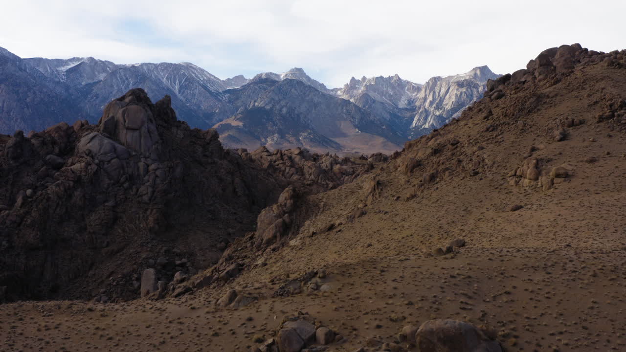 antena sobre ladera seca con vistas épicas a la montaña de la sierra oriental