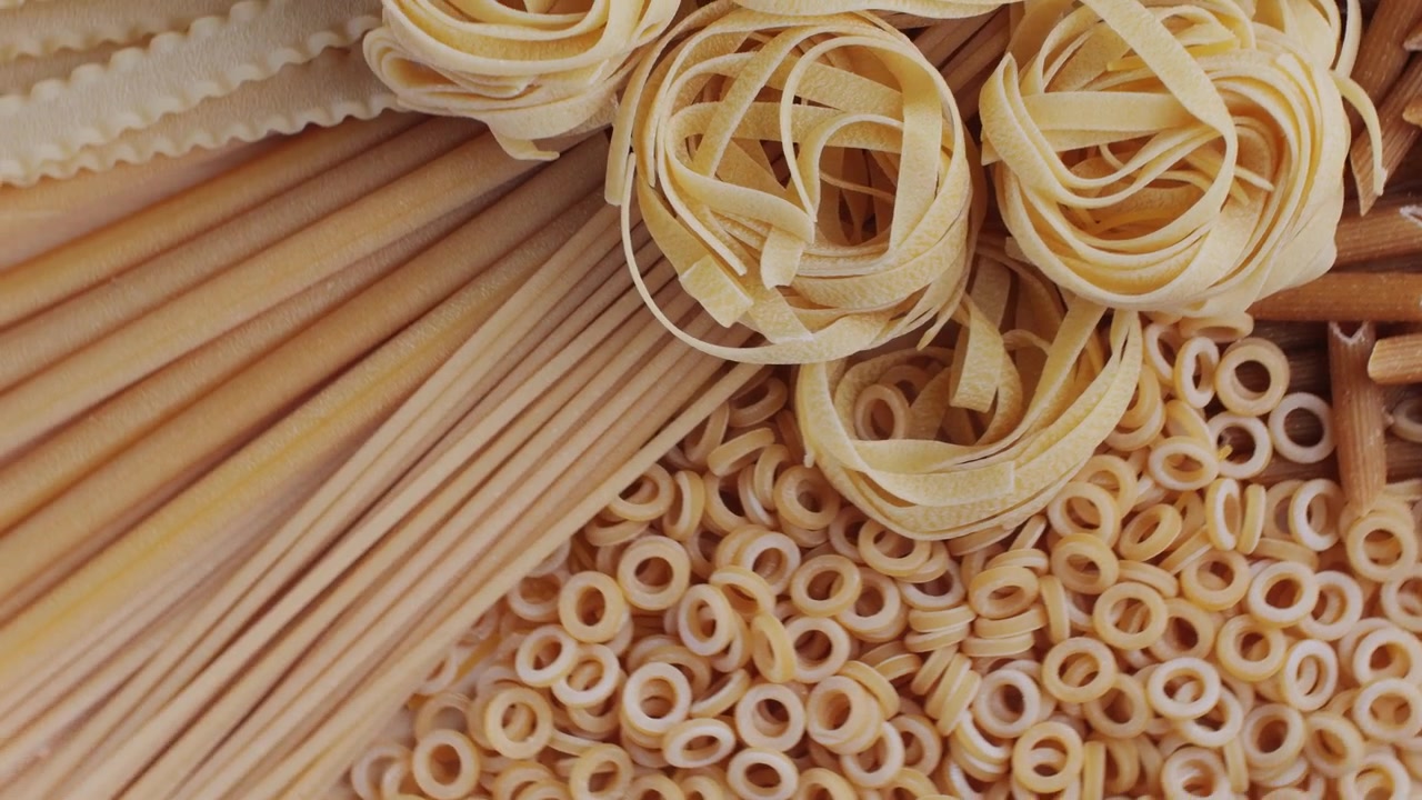 Vista dall'alto rotante di vari tipi di pasta secca