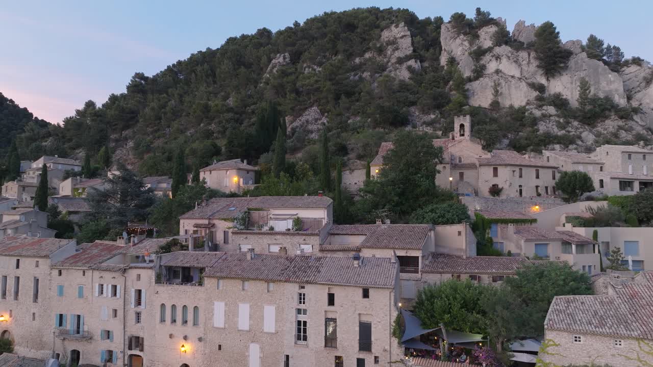 フランス、ヴォクリューズ・プロヴァンスのセギュレ中世の町とブドウ畑のドローン空撮。夕暮れの風景。