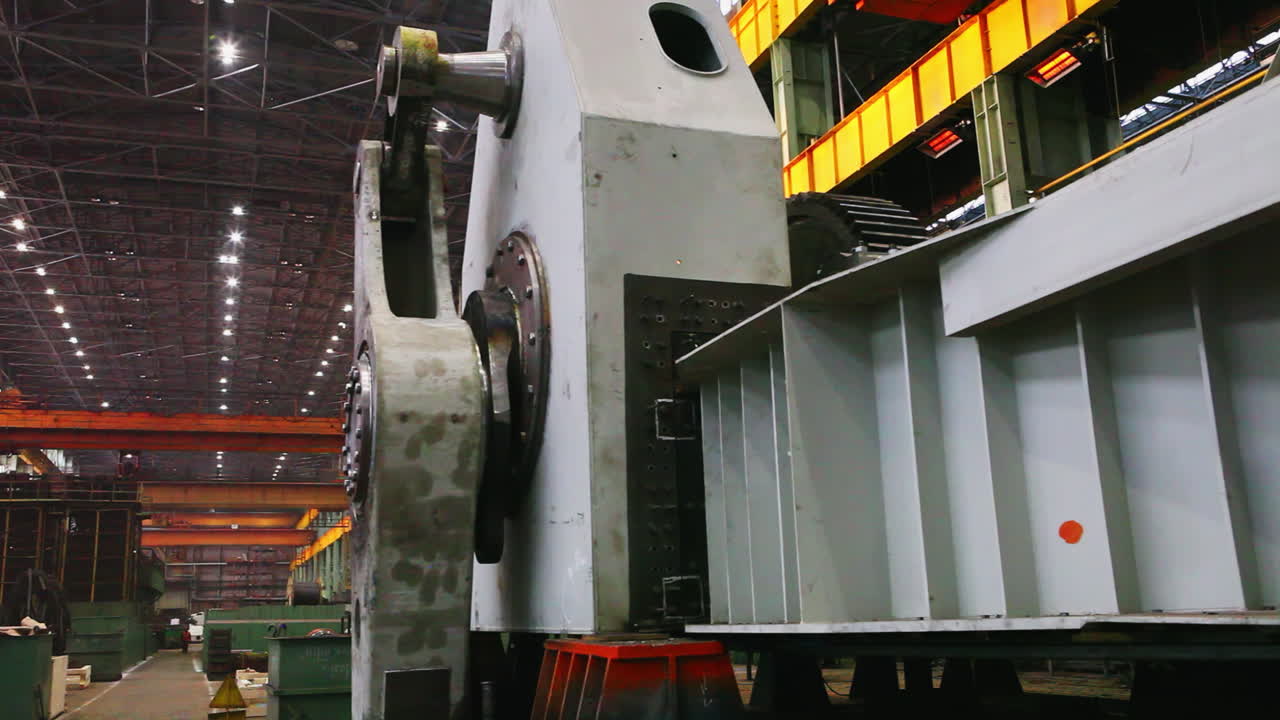 공장에서 산업 기계 조립