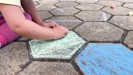 los niños pintan al aire libre