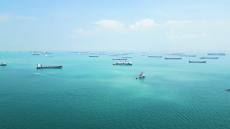 Los-Barcos-Esperan-En-El-Mar,-Los-Buques-Portacontenedores-De-Transporte-Fuera-Del-Puerto-De-Singapur