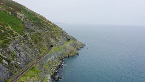 Luftaufnahme-Der-Klippen-Von-Bray-Head-Mit-Menschen,-Die-über-Die-Wanderwege-Gehen-5