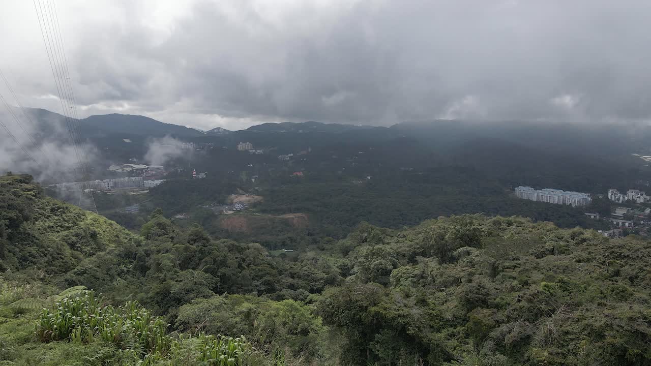 lapso de tiempo de tiempo nublado: nubes en el valle de cameron, malasia