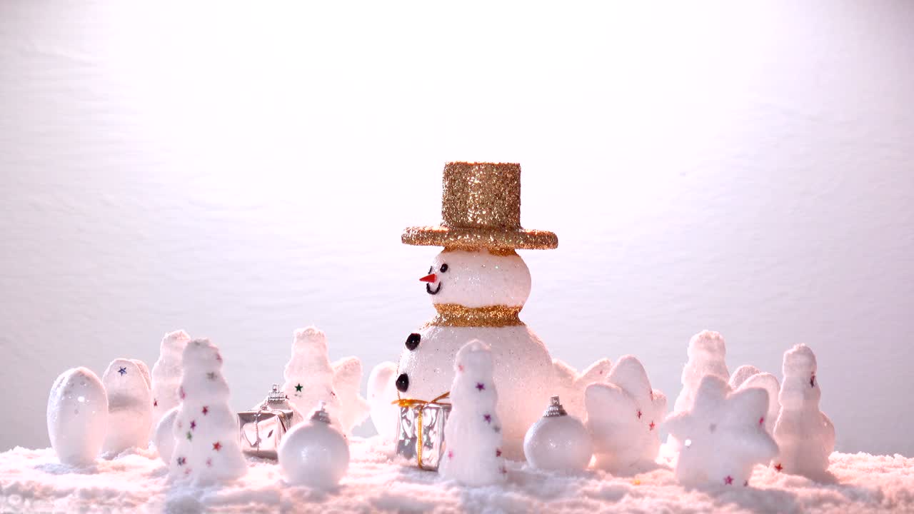 스노우맨과 선물 상자 장식은 새해 또는 크리스마스 휴가 국제에 눈에.