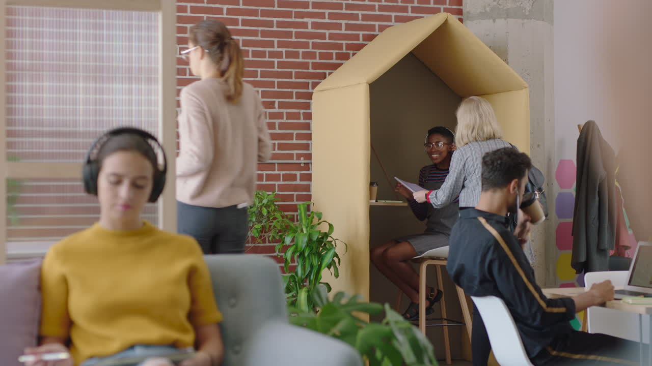 다양한 젊은 사업가들이 활기찬 사무실에서 일하고 학생들이 소통을 공유하고 다민족 팀이 창의적인 아이디어를 모으고 편안한 직장을 즐기고 있습니다.