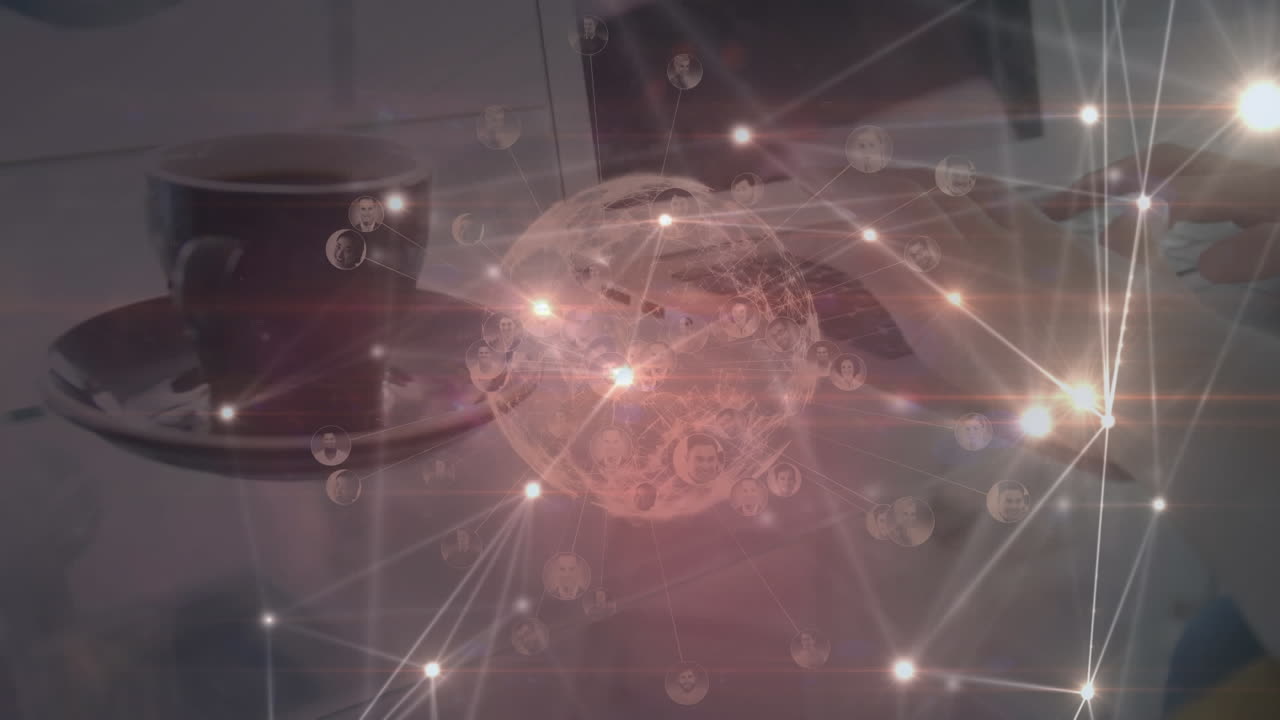 노트북을 사용하는 사람 위에 회전하는 연결 네트워크와 함께 지구의 애니메이션