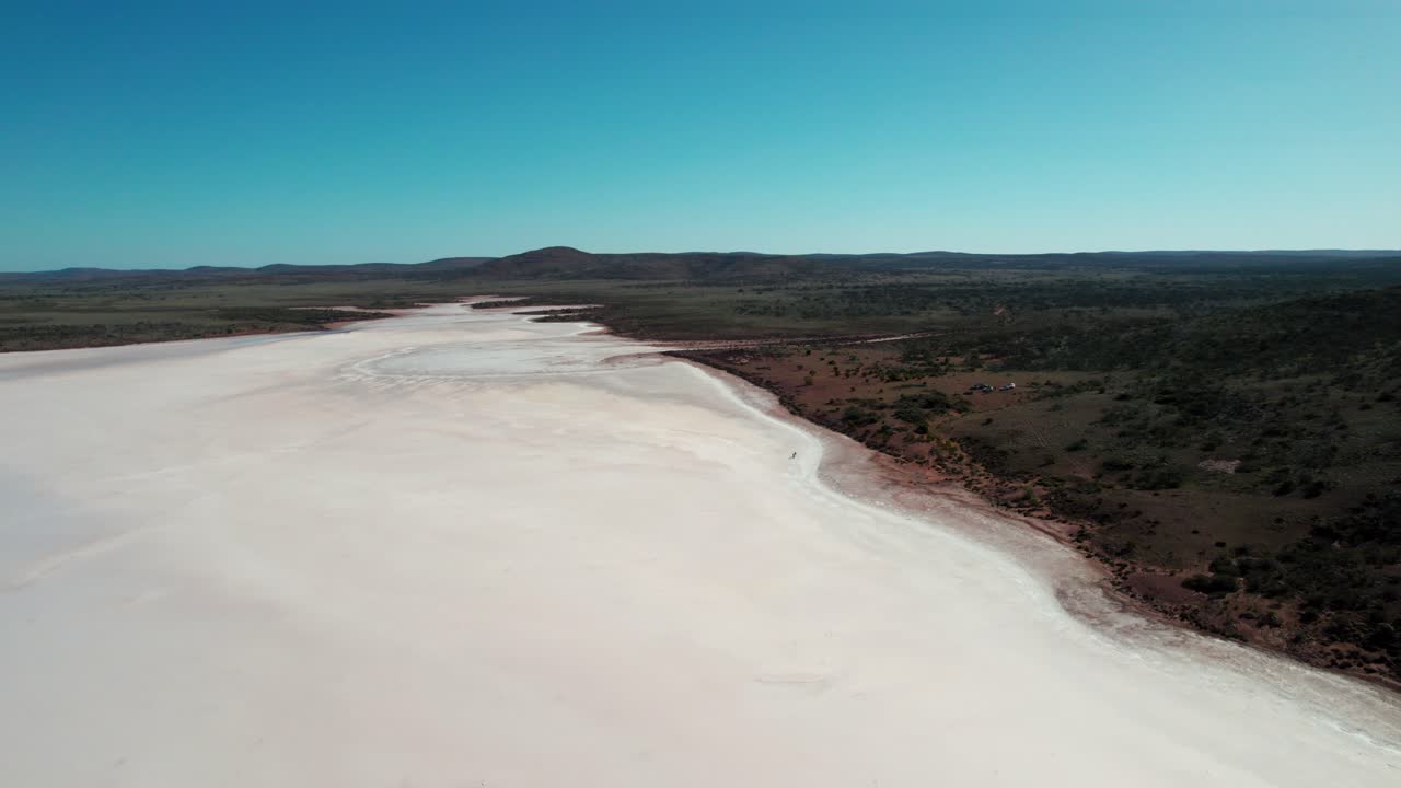 drone sobrevuelo majestuoso lago gairdner, lago salado de color rosa y blanco, australia