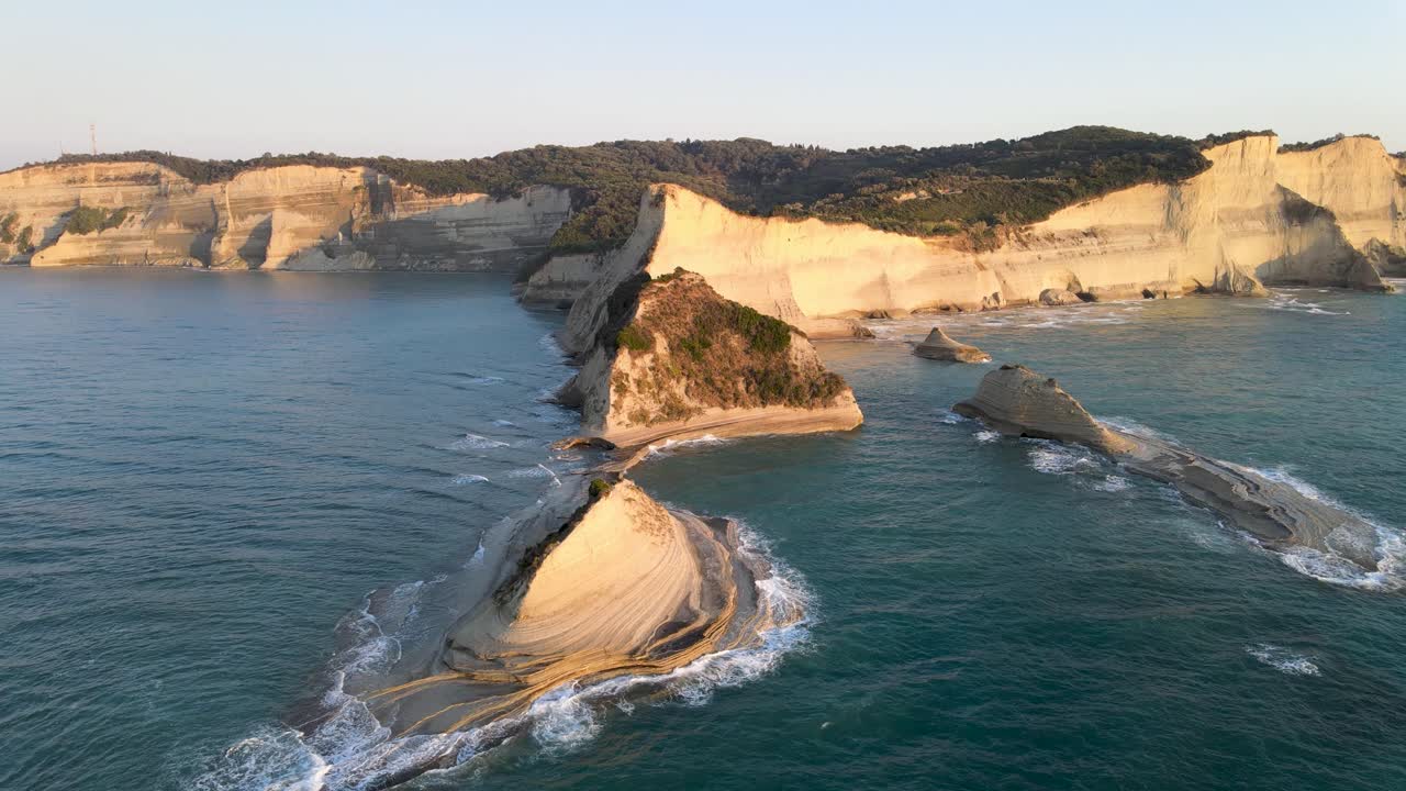 rotación aérea por cabo drastis a la hora dorada y cielo despejado, corfú, grecia