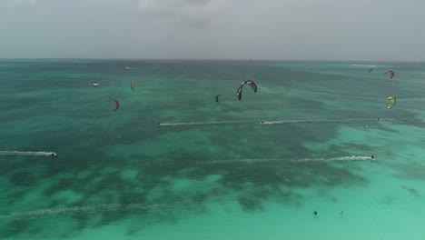 Atemberaubende-Luftaufnahmen-Mehrerer-Kitesurfer-Und-Boote-Auf-Dem-Karibischen-Meer