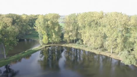 Drohnenaufnahme-Vom-Rückflug-Auf-Den-See-In-Den-Niederlanden