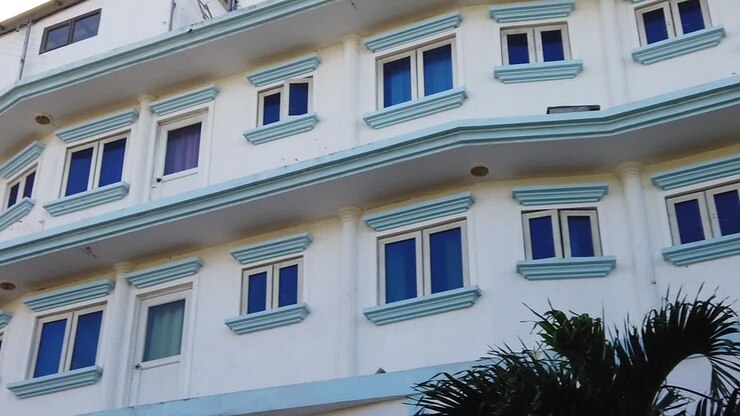 Una ripresa della facciata di una casa bianca coloniale con finestre blu