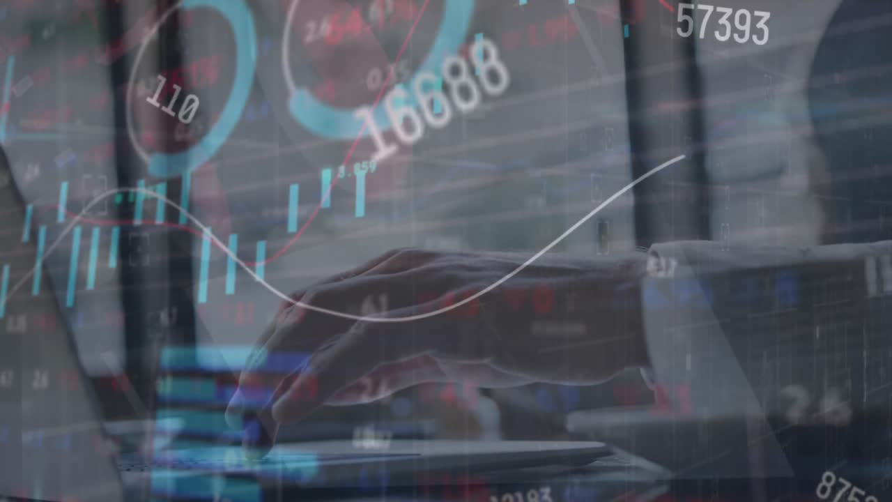 animazione dell'elaborazione dei dati del mercato azionario sulla sezione centrale di un uomo d'affari che usa un portatile in un caffè