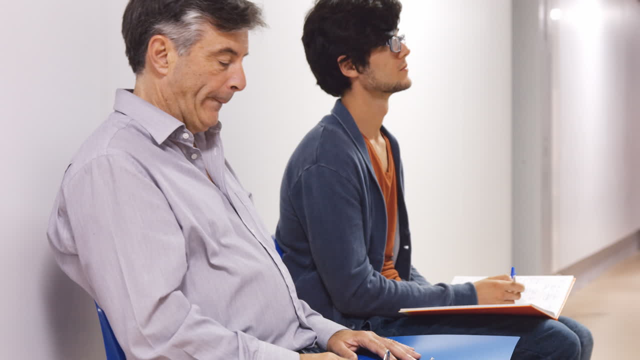 Padre e figlio che aspettano nei corridoi