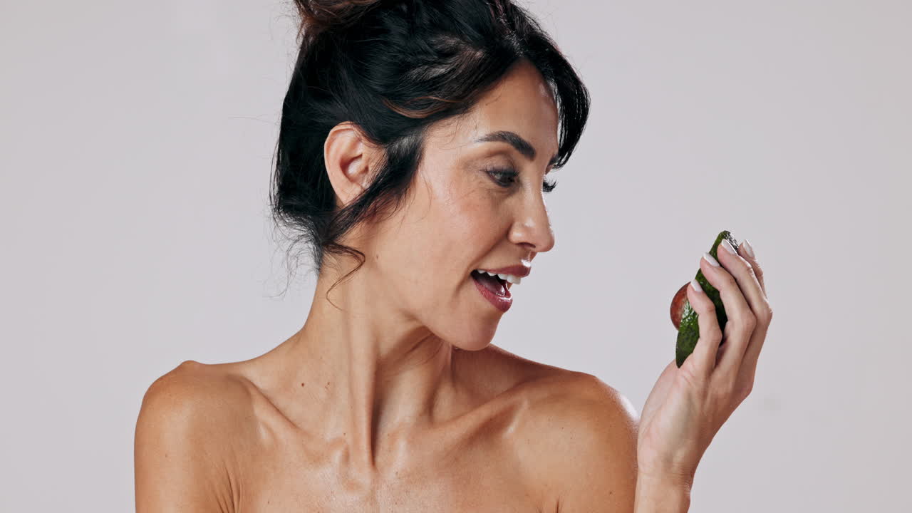 mujer con un aguacate