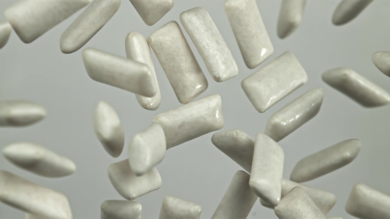 Muitos pedaços de chiclete branco caindo em câmera lenta