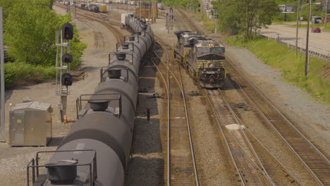 una locomotora de tren se detiene junto a una larga cadena de tanques de petróleo en las vías del tren en pensilvania