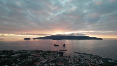 Toma-Aérea-Nocturna-Romántica-De-La-Costa-Del-Mar-Y-Las-Islas