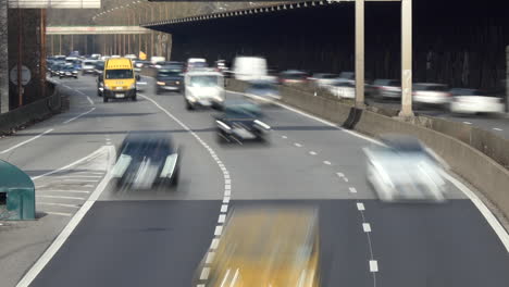 Vista-Amplia-Del-Tráfico-Irreconocible-De-La-Autopista-Durante-El-Día---Estilo-De-Lapso-De-Tiempo-De-Video-De-Obturador-Largo