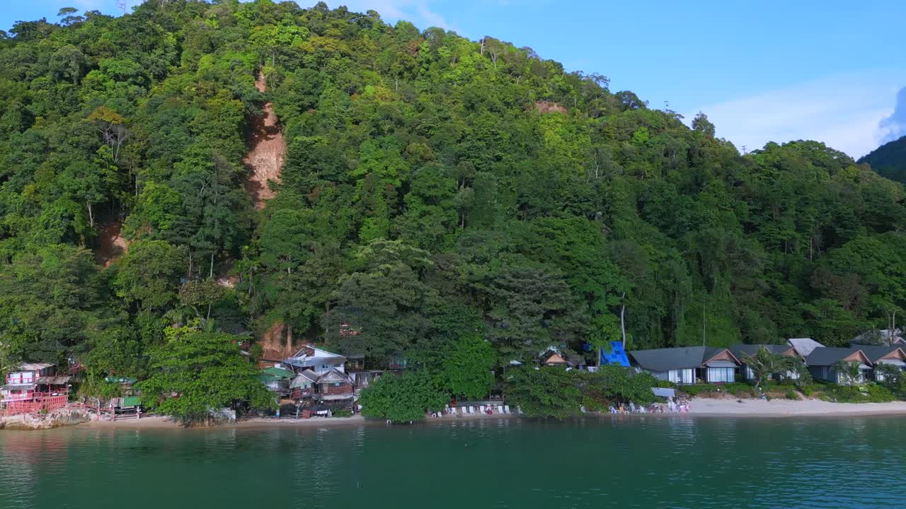 마법의 상공 뷰 비행 산사태 진 ⁇  산사태 파괴 부서진 폐허 해변 리조트, 환경 재난 태국 2022