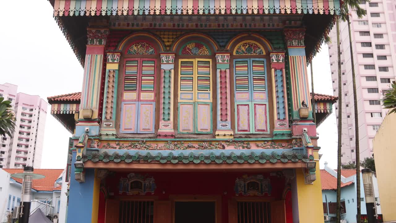 coloridas persianas de ventanas y arquitectura en tan teng niah vieja casa comercial tradicional china en el barrio de la pequeña india del centro de singapur en asia
