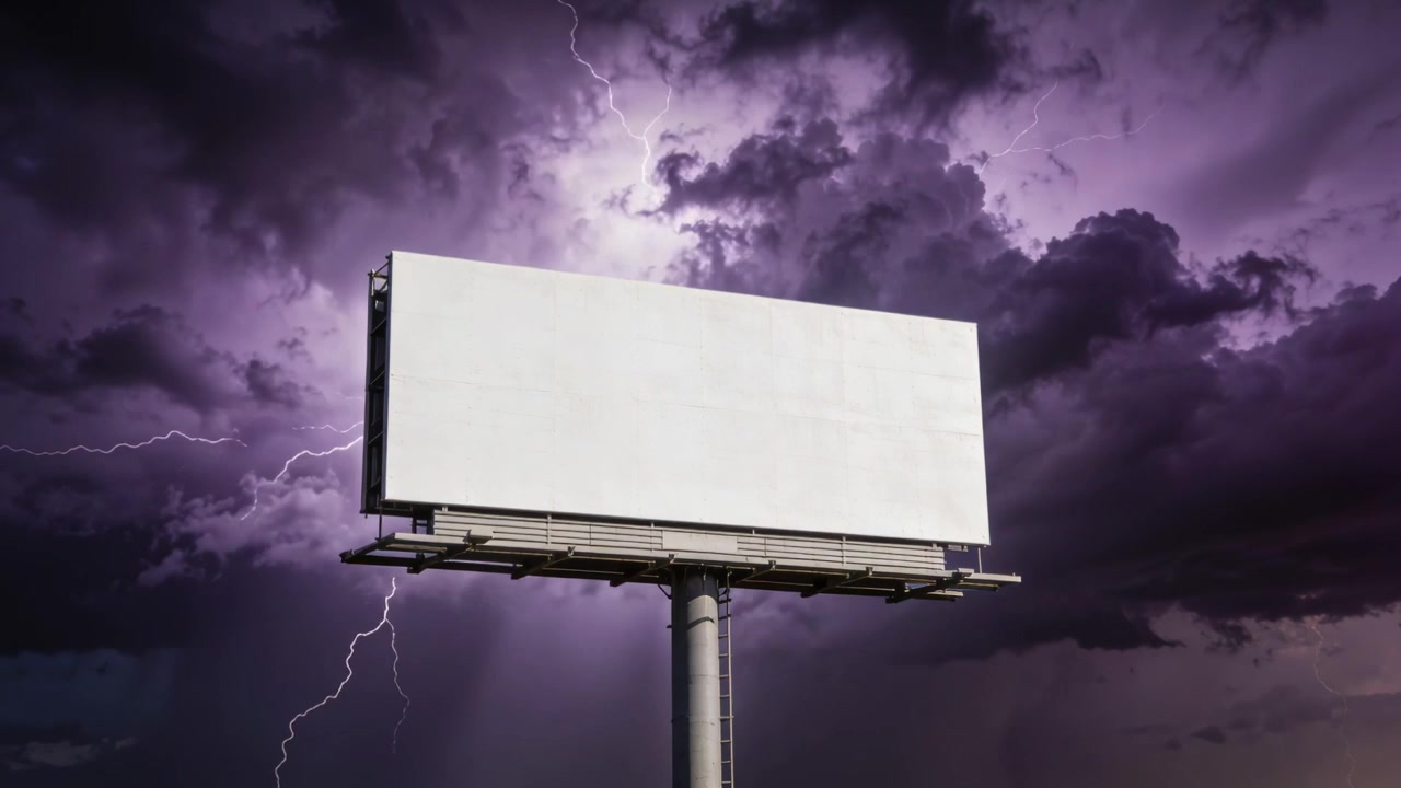 Alto cartellone pubblicitario vuoto su una piattaforma con palo metallico a bordo strada, con fulmini viola che lampeggiano.