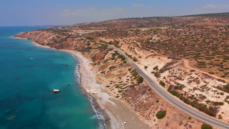 Vista-Aérea-Sobrevolando-La-Costa-De-Paphos,-Chipre-Y-El-Mar-Mediterráneo