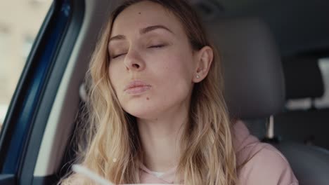 Chica-Tomando-Un-Refrigerio-Rápido-Dentro-Del-Auto-Estacionado