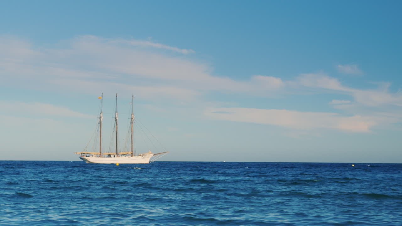 바다에 정박한 돛이 3개 달린 아름다운 배