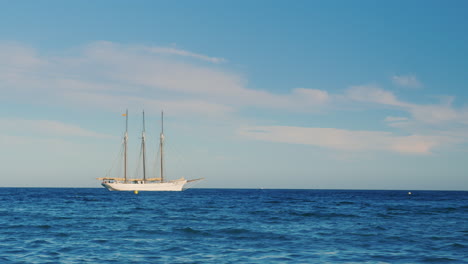 Hermoso-Barco-De-Tres-Mástiles-Anclado-En-El-Mar