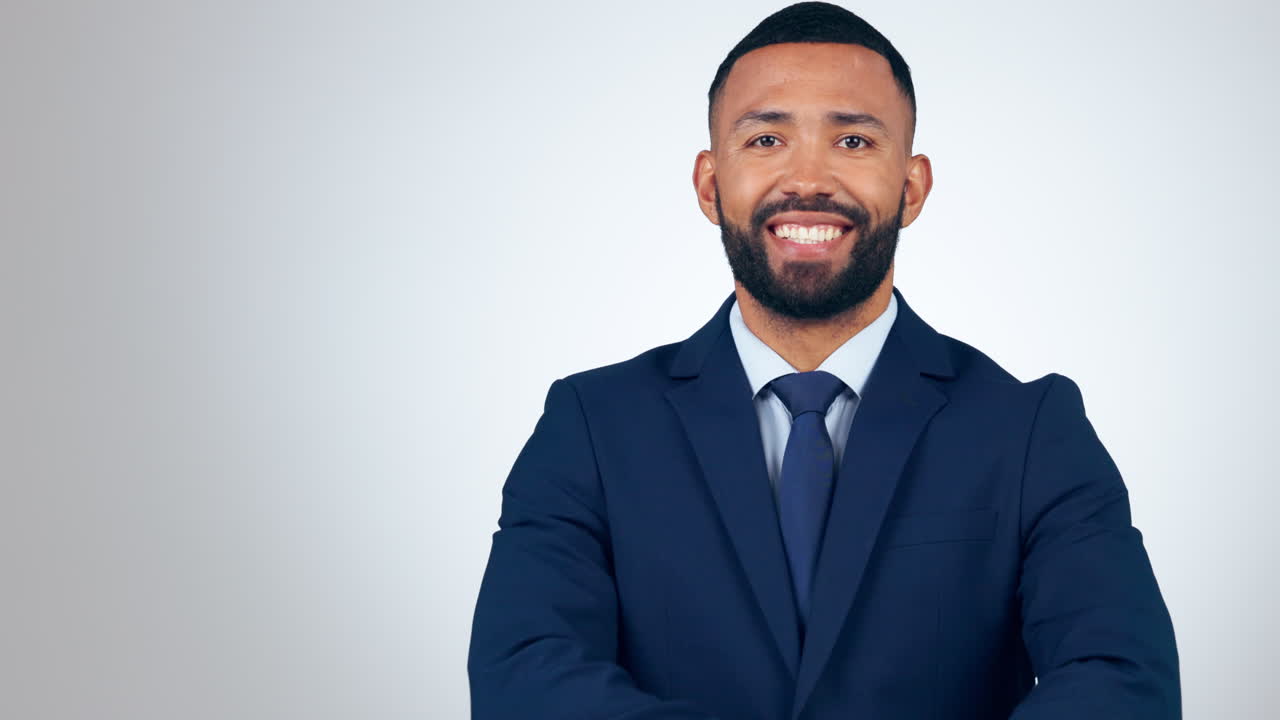 cara feliz y hombre de negocios con los brazos cruzados