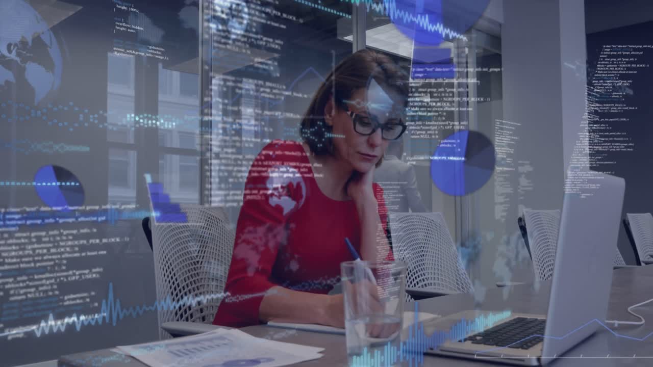 animación de estadísticas y datos sobre mujeres de negocios caucásicas que usan portátiles en la oficina