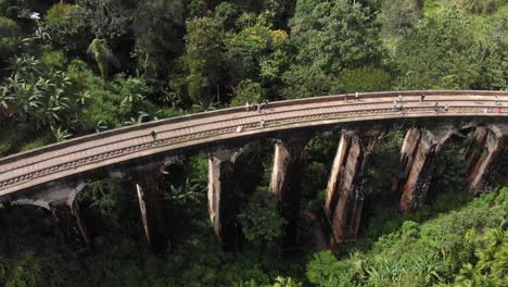 vista de drones en lo alto del puente de nueve arcos en ella en sri lanka