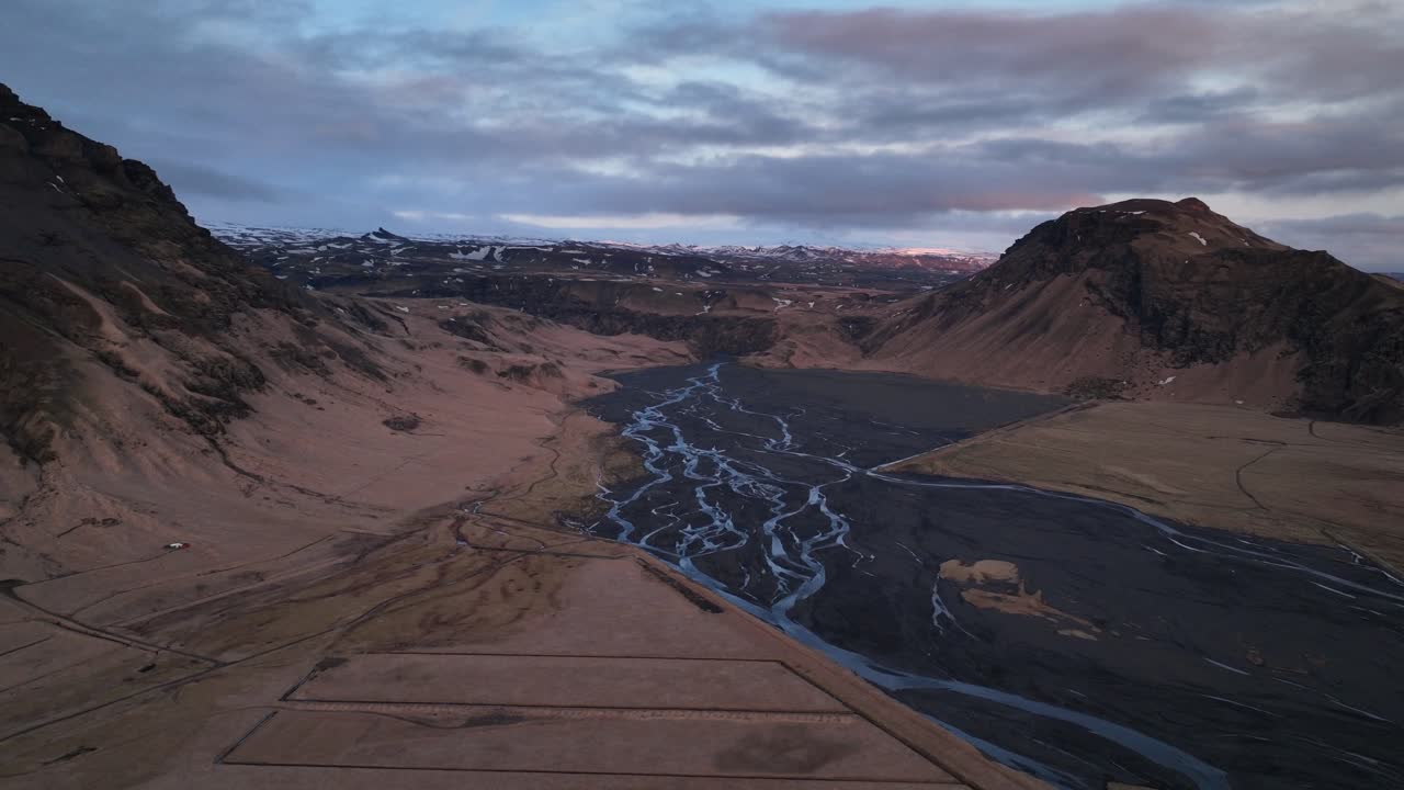 paisaje aéreo de un río que fluye en un valle de montaña, en islandia, en un día nublado
