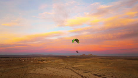 Parapente-Motorizado-Sobre-El-Paisaje-Del-Desierto-De-Mojave-Durante-Una-Puesta-De-Sol-épica---Seguimiento-De-Drones-Aéreos