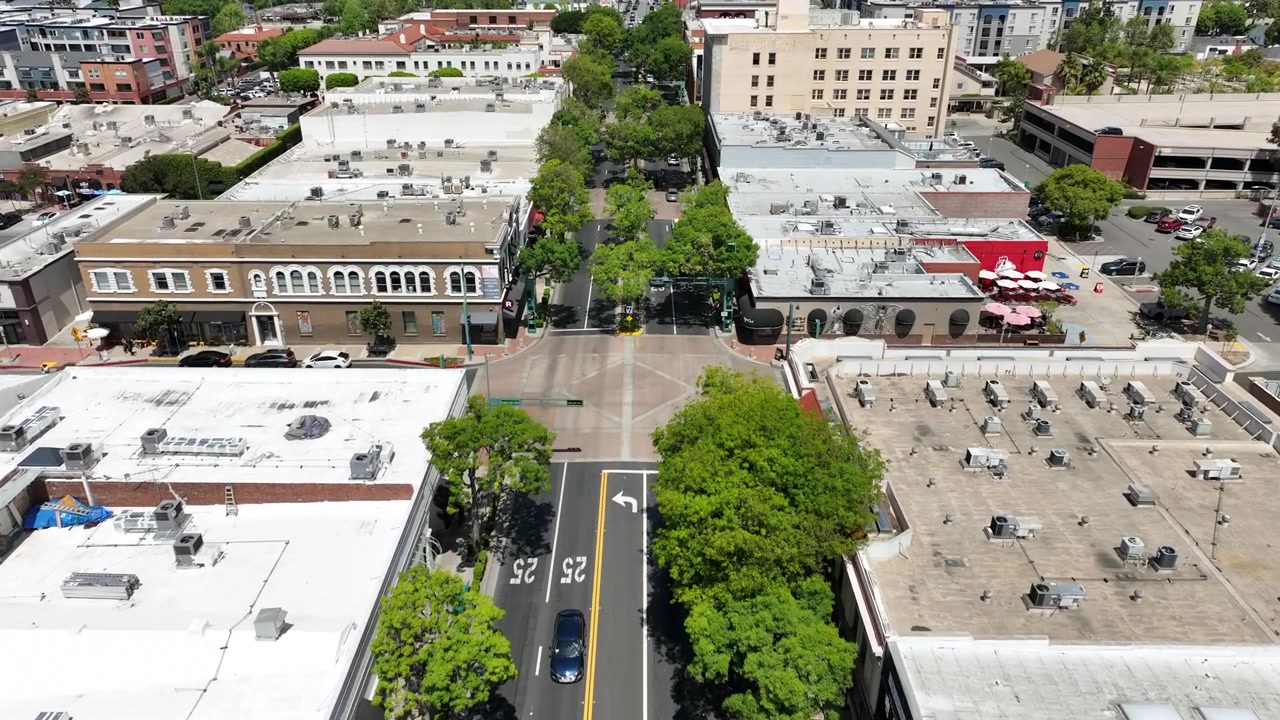 Luftfoto af Fullertons centrum, der viser Harbor Boulevard fyldt med restauranter, barer, kommerciel arkitektur og travl turistaktivitet i det sydlige Californien.