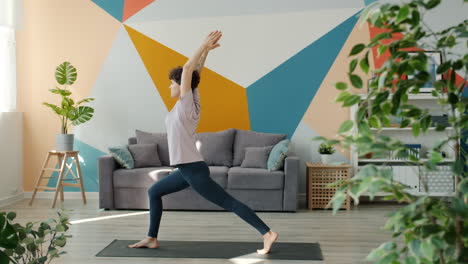 mujer practicando yoga en casa