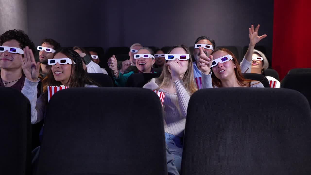 Persone che guardano un film con occhiali 3D