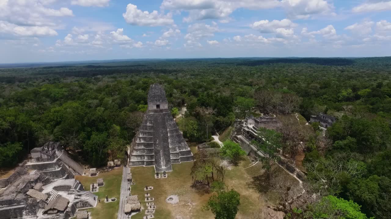 Esplora la grandezza delle rovine Maya di Tikal dall'alto.