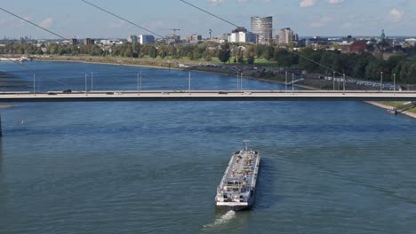 buque cisterna de carga que transporta gas bajo el puente en la ciudad de dusseldorf, alemania