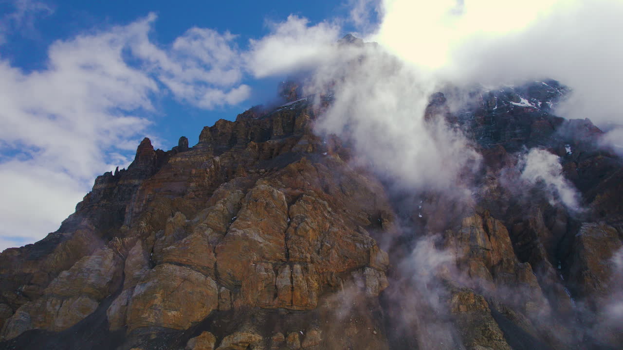 vista aérea de la montaña rocosa cubierta de nubes blancas en manang, nepal