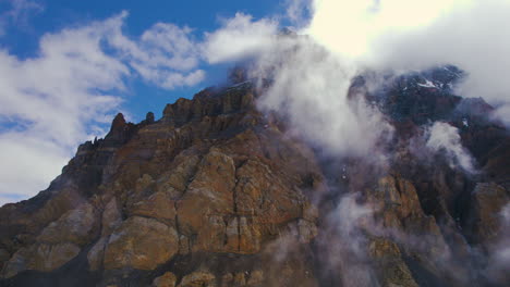 vista aérea de la montaña rocosa cubierta de nubes blancas en manang, nepal