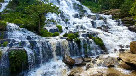 vista aérea de la cascada de maeya, tailandia