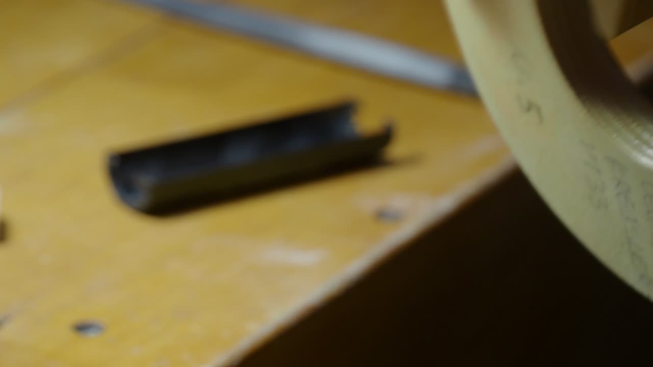 Geigenbauer schnitzt und formt sorgfältig Violinen-Zargen aus Ahorn, verfeinert Krümmung und Dicke, um strukturelle Präzision während des Bauprozesses in der Werkstatt zu gewährleisten, statische Nahaufnahme.