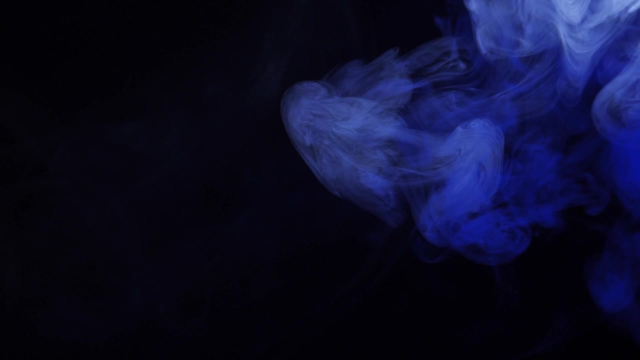 Fumo blu e bianco su sfondo nero, slow motion 4k 60fps