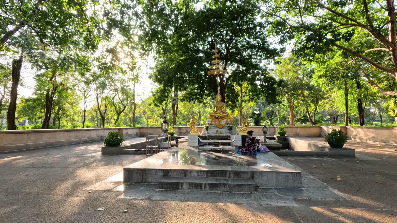 Visitantes em um santuário sereno ao ar livre com oferendas