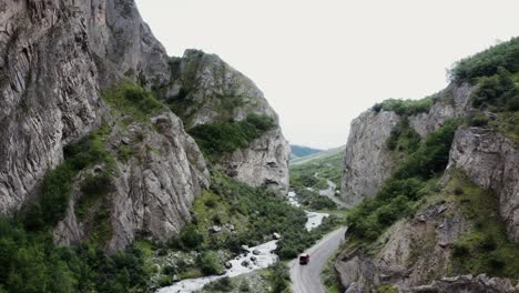 viaje por carretera por el cañón de la montaña